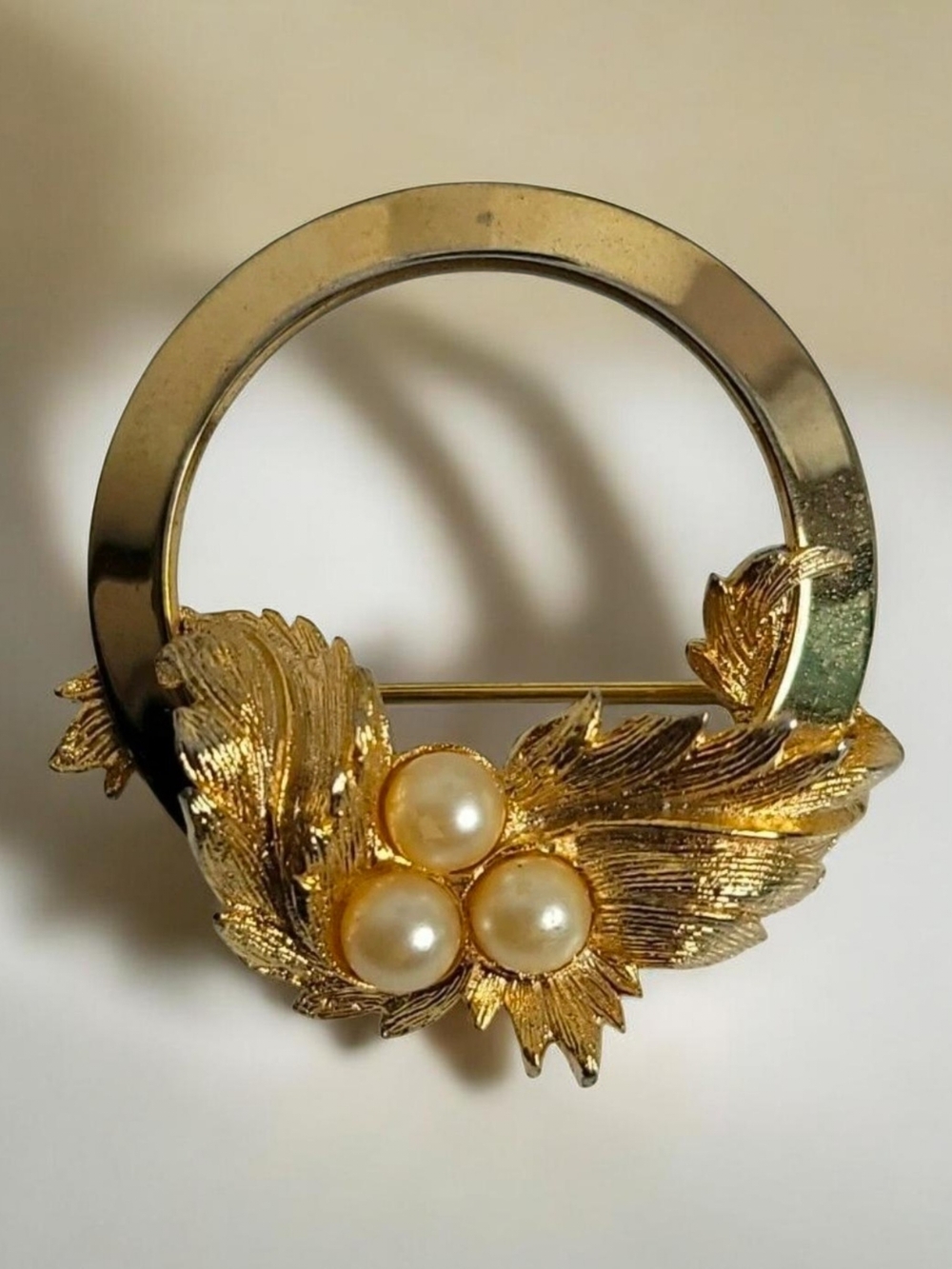 Sarah Coventry Endearing Gold Tone Wreath Circle Pin Brooch